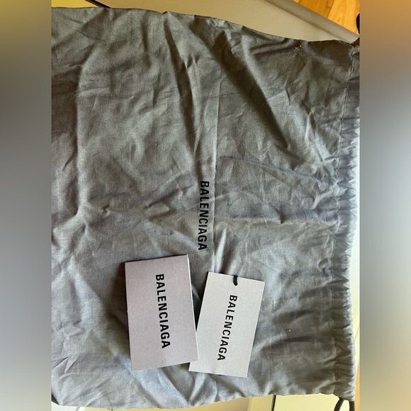 BALENCIAGA WOMEN'S EVERYDAY MEDIUM CAMERA BAG IN BLACK. - Picture 7 of 7